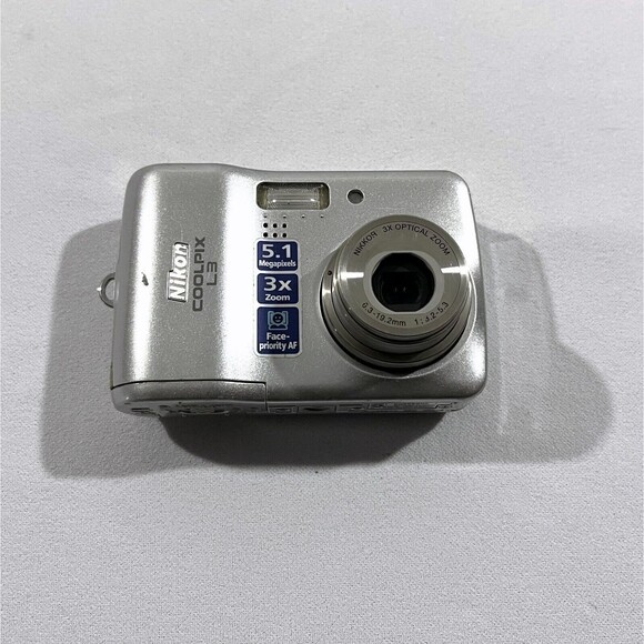 Nikon Coolpix L3 5.1MP Digital Camera 3x Optical Zoom PARTS REPAIR TURNS ON - Picture 1 of 9